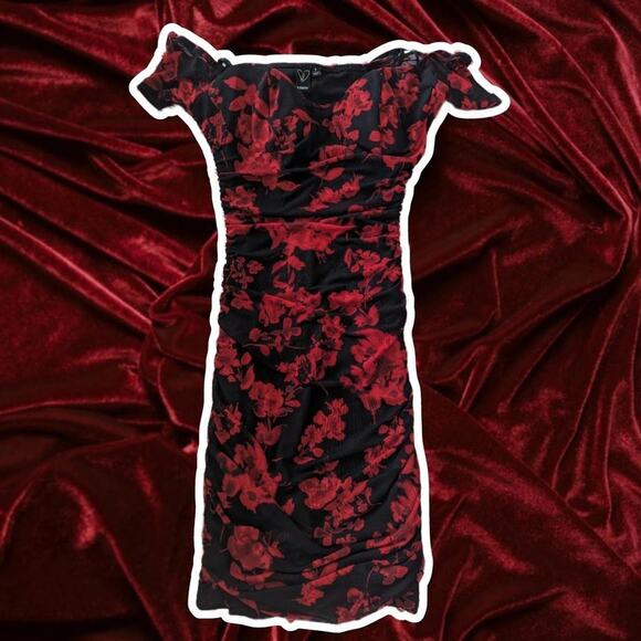 This beauty hugs - Picture 1 of 2